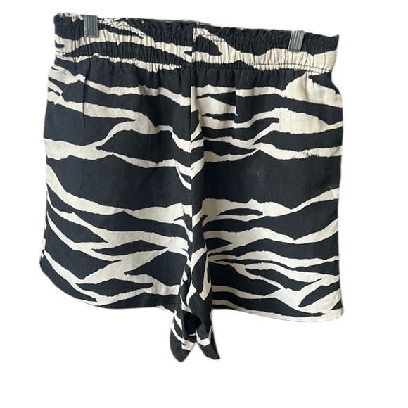 H & M Black and White linen blend shorts size Medium - Picture 1 of 8